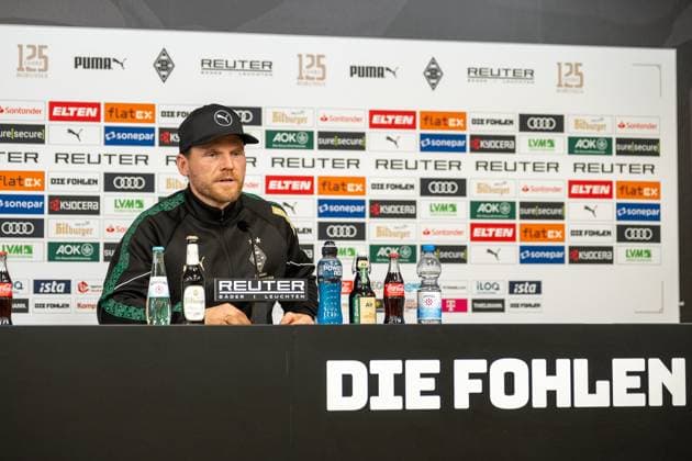 20.11.2025, Fussball: Borussia Moenchengladbach, Pressekonferenz zur Vertragsverlaengerung von Eugen Polanski und dem Auswaertsspiel beim 1. FC Heidenheim im Presseraum im Borussia-Park in Moenchengladbach. Eugen Polanski (Borussia Moenchengladbach, Trainer) auf der Pressekonferenz. Wichtiger Hinweis: Gemaess den Vorgaben der DFL Deutsche Fussball Liga bzw. des DFB Deutscher Fussball-Bund ist es untersagt, in dem Stadion und oder vom Spiel angefertigte Fotoaufnahmen in Form von Sequenzbildern und oder videoaehnlichen Fotostrecken zu verwerten bzw. verwerten zu lassen. Foto: Kirchner-Media TH Copyright: xKirchner-Media THx