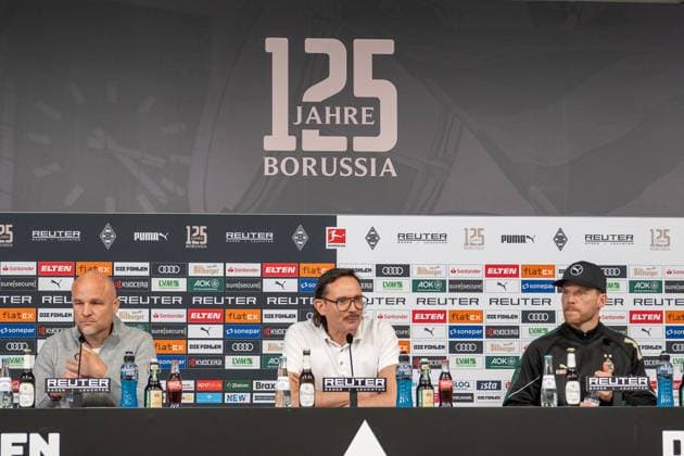 20.11.2025, Fussball: Borussia Moenchengladbach, Pressekonferenz zur Vertragsverlaengerung von Eugen Polanski und dem Auswaertsspiel beim 1. FC Heidenheim im Presseraum im Borussia-Park in Moenchengladbach. Rouven Schroeder ( Borussia Moenchengladbach, Sportchef), Luebbo Popken (Borussia Moenchengladbach, Leiter Medien u. Kommunikation) und Eugen Polanski (Borussia Moenchengladbach, Trainer) auf der Pressekonferenz. Wichtiger Hinweis: Gemaess den Vorgaben der DFL Deutsche Fussball Liga bzw. des DFB Deutscher Fussball-Bund ist es untersagt, in dem Stadion und oder vom Spiel angefertigte Fotoaufnahmen in Form von Sequenzbildern und oder videoaehnlichen Fotostrecken zu verwerten bzw. verwerten zu lassen. Foto: Kirchner-Media TH Copyright: xKirchner-Media THx