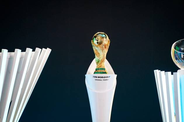 Fussball: FIFA WM-Qualifikation Europa 2025 26 Playoff-Auslosung Home of FIFA (Zürich, Schweiz): Original Trophäe, Symbolfoto, Pokal Zürich Kanton Zürich Schweiz Copyright: xJOERANxSTEINSIEKx
