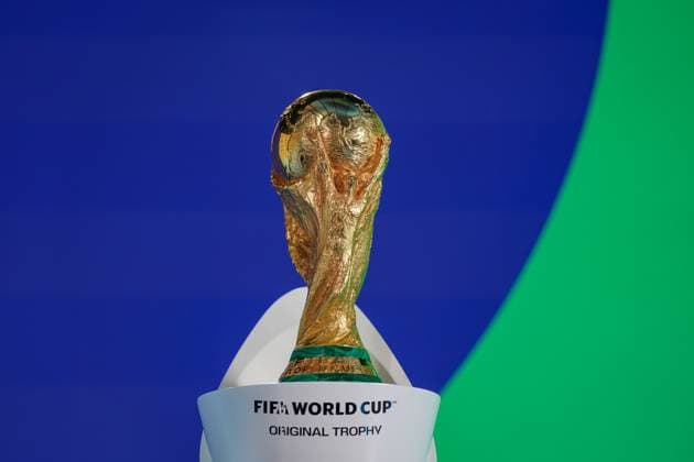 Fussball: FIFA WM-Qualifikation Europa 2025 26 Playoff-Auslosung Home of FIFA (Zürich, Schweiz): Original Trophäe, Symbolfoto, Pokal Zürich Kanton Zürich Schweiz Copyright: xJOERANxSTEINSIEKx