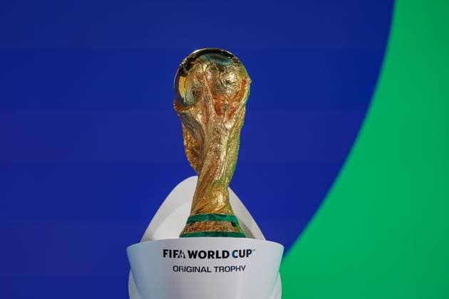 Fussball: FIFA WM-Qualifikation Europa 2025 26 Playoff-Auslosung Home of FIFA (Zürich, Schweiz): Original Trophäe, Symbolfoto, Pokal Zürich Kanton Zürich Schweiz Copyright: xJOERANxSTEINSIEKx