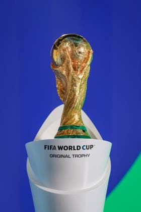 Fussball: FIFA WM-Qualifikation Europa 2025 26 Playoff-Auslosung Home of FIFA (Zürich, Schweiz): Original Trophäe, Symbolfoto, Pokal Zürich Kanton Zürich Schweiz Copyright: xJOERANxSTEINSIEKx