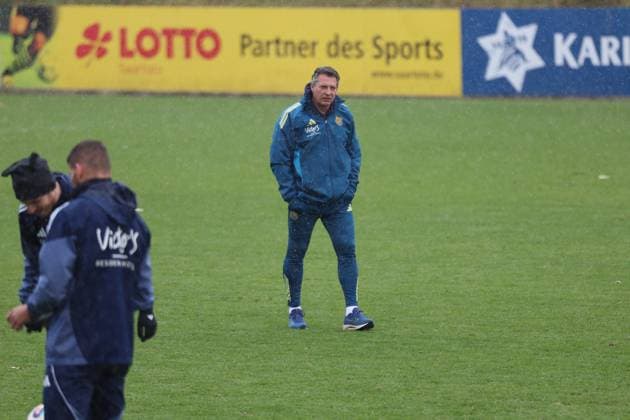 20.11.2025, xrekx, Fussball 3.Liga, 1. FC Saarbrücken - Training v.l. Alois Schwartz Trainer (1.FC Saarbruecken) Schneeregen (DFL DFB REGULATIONS PROHIBIT ANY USE OF PHOTOGRAPHS as IMAGE SEQUENCES and or QUASI-VIDEO) Saarbrücken