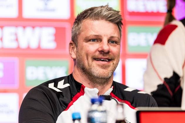 1. Fussball Bundesliga: 1. FC Köln Pressekonferenz; 20.11.2025 Lukas Kwasniok (Trainer 1. FC Köln) lächelt 1. Fussball Bundesliga: Pressekonferenz 1. FC Köln vor dem Heimspiel gegen Eintracht Frankfurt; Köln, RheinEnergieStadion, 20.11.2025 Copyright: xBEAUTIFULxSPORTS Wunderlx
