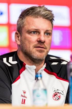 1. Fussball Bundesliga: 1. FC Köln Pressekonferenz; 20.11.2025 Lukas Kwasniok (Trainer 1. FC Köln) 1. Fussball Bundesliga: Pressekonferenz 1. FC Köln vor dem Heimspiel gegen Eintracht Frankfurt; Köln, RheinEnergieStadion, 20.11.2025 Copyright: xBEAUTIFULxSPORTS Wunderlx