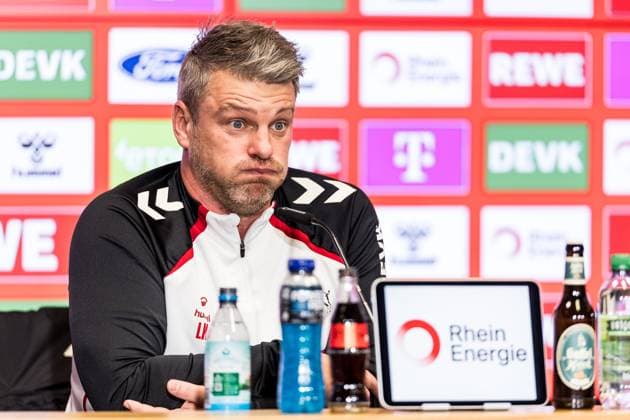 1. Fussball Bundesliga: 1. FC Köln Pressekonferenz; 20.11.2025 Lukas Kwasniok (Trainer 1. FC Köln) Mimik, bläßt die Backen auf 1. Fussball Bundesliga: Pressekonferenz 1. FC Köln vor dem Heimspiel gegen Eintracht Frankfurt; Köln, RheinEnergieStadion, 20.11.2025 Copyright: xBEAUTIFULxSPORTS Wunderlx