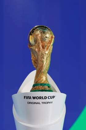 Fussball: FIFA WM-Qualifikation Europa 2025 26 Playoff-Auslosung Home of FIFA (Zürich, Schweiz): Original Trophäe, Symbolfoto, Pokal Zürich Kanton Zürich Schweiz Copyright: xJOERANxSTEINSIEKx