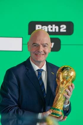 Fussball: FIFA WM-Qualifikation Europa 2025 26 Playoff-Auslosung Home of FIFA (Zürich, Schweiz): Gianni Infantino (FIFA Präsident) mit Pokal Zürich Kanton Zürich Schweiz Copyright: xJOERANxSTEINSIEKx