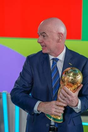 Fussball: FIFA WM-Qualifikation Europa 2025 26 Playoff-Auslosung Home of FIFA (Zürich, Schweiz): Gianni Infantino (FIFA Präsident) mit Pokal, WM - Trophäe Zürich Kanton Zürich Schweiz Copyright: xJOERANxSTEINSIEKx