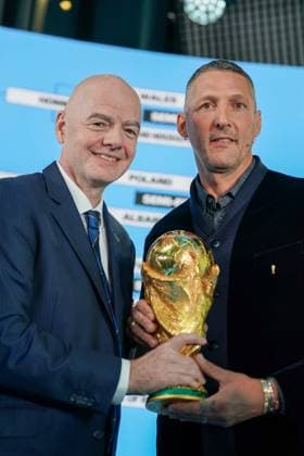Fussball: FIFA WM-Qualifikation Europa 2025 26 Playoff-Auslosung Home of FIFA (Zürich, Schweiz): Gianni Infantino (FIFA Präsident) und Marco Materazzi (FIFA Legende) mit WM-Trophäe, Pokal Zürich Kanton Zürich Schweiz Copyright: xJOERANxSTEINSIEKx