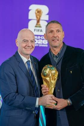 Fussball: FIFA WM-Qualifikation Europa 2025 26 Playoff-Auslosung Home of FIFA (Zürich, Schweiz): Gianni Infantino (FIFA Präsident) und Marco Materazzi (FIFA Legende) mit WM-Trophäe, Pokal Zürich Kanton Zürich Schweiz Copyright: xJOERANxSTEINSIEKx