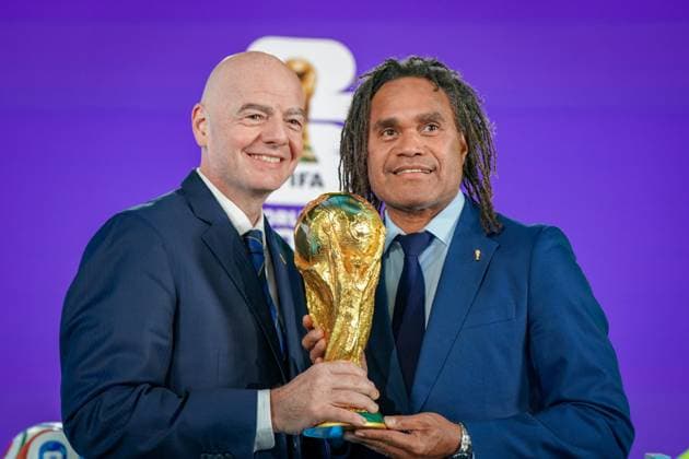Fussball: FIFA WM-Qualifikation Europa 2025 26 Playoff-Auslosung Home of FIFA (Zürich, Schweiz): Gianni Infantino (FIFA Präsident) und Christian Karembeu (FIFA Legende) mit WM-Trophäe, Pokal Zürich Kanton Zürich Schweiz Copyright: xJOERANxSTEINSIEKx