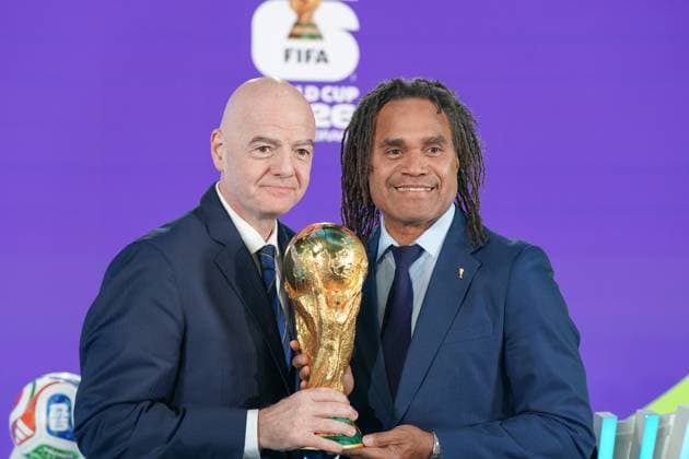 Fussball: FIFA WM-Qualifikation Europa 2025 26 Playoff-Auslosung Home of FIFA (Zürich, Schweiz): Gianni Infantino (FIFA Präsident) und Christian Karembeu (FIFA Legende) mit WM-Trophäe, Pokal Zürich Kanton Zürich Schweiz Copyright: xJOERANxSTEINSIEKx