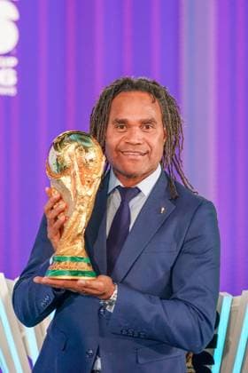 Fussball: FIFA WM-Qualifikation Europa 2025 26 Playoff-Auslosung Home of FIFA (Zürich, Schweiz): Christian Karembeu (FIFA Legende) mit WM Pokal, Trophäe Zürich Kanton Zürich Schweiz Copyright: xJOERANxSTEINSIEKx