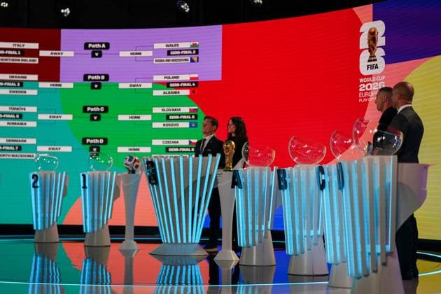Fussball: FIFA WM-Qualifikation Europa 2025 26 Playoff-Auslosung Home of FIFA (Zürich, Schweiz): Bühne mit Manolo Zubiria (FIFA Draw Director) Melanie Winiger (Moderatorin) Marco Materazzi (FIFA Legende) Martin Dahlin (FIFA Legende) Zürich Kanton Zürich Schweiz Copyright: xJOERANxSTEINSIEKx