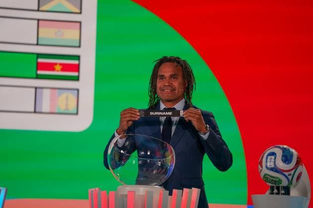 Fussball: FIFA WM-Qualifikation Europa 2025 26 Playoff-Auslosung Home of FIFA (Zürich, Schweiz): Christian Karembeu (FIFA Legende) zieht Suriname Zürich Kanton Zürich Schweiz Copyright: xJOERANxSTEINSIEKx