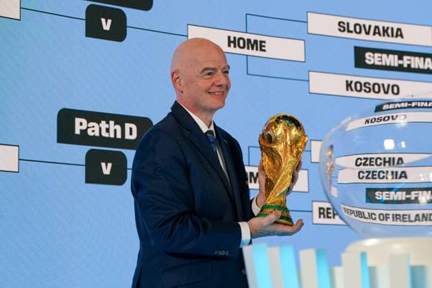 Fussball: FIFA WM-Qualifikation Europa 2025 26 Playoff-Auslosung Home of FIFA (Zürich, Schweiz): Gianni Infantino (FIFA Präsident) mit WM Trophäe, Pokal Copyright: xJOERANxSTEINSIEKx