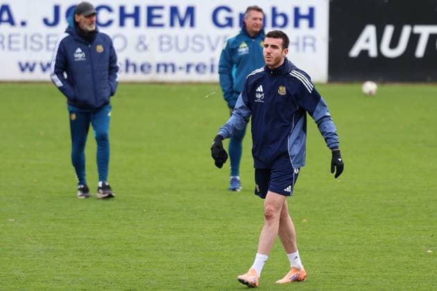 20.11.2025, xrekx, Fussball 3.Liga, 1. FC Saarbrücken - Training v.l. Alois Schwartz Trainer (1.FC Saarbruecken) Kaan Caliskaner (1.FC Saarbruecken) verletzt, Verletzung, Schmerz, Schmerzen, injured, injury, pain, pains Training abgebrochen (DFL DFB REGULATIONS PROHIBIT ANY USE OF PHOTOGRAPHS as IMAGE SEQUENCES and or QUASI-VIDEO) Saarbrücken