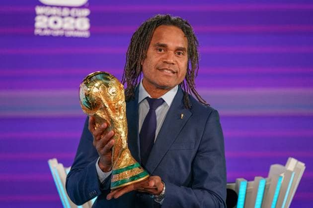 Fussball: FIFA WM-Qualifikation Europa 2025 26 Playoff-Auslosung Home of FIFA (Zürich, Schweiz): Christian Karembeu (FIFA Legende) mit WM-Trophäe, Pokal Zürich Kanton Zürich Schweiz Copyright: xJOERANxSTEINSIEKx