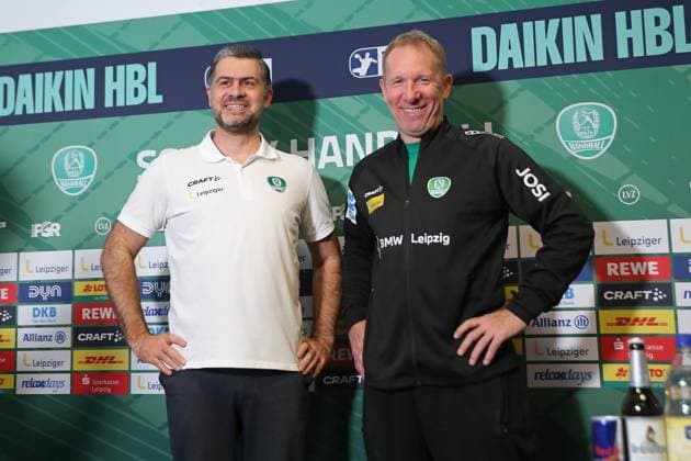 DAIKIN HBL: Vorstellung neuer Cheftrainer des SC DHfK Leipzig, 20.11.25 Geschäftsführer Karsten Günther (SC DHfK Leipzig) mit Cheftrainer Frank Carstens (SC DHfK Leipzig rechts). Handball, DAIKIN HBL, 1. Bundesliga, Saison 2025 2026, Pressekonferenz des SC DHfK Leipzig zur Vorstellung des neuen Cheftrainers am 20.11.25 in der Quarterback Immobilien Arena Leipzig. Copyright: xBEAUTIFULxSPORTS JanxKaeferx