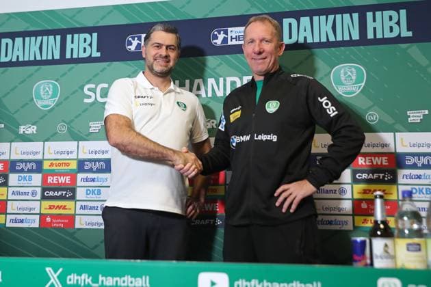 DAIKIN HBL: Vorstellung neuer Cheftrainer des SC DHfK Leipzig, 20.11.25 Geschäftsführer Karsten Günther (SC DHfK Leipzig) mit Cheftrainer Frank Carstens (SC DHfK Leipzig). Handball, DAIKIN HBL, 1. Bundesliga, Saison 2025 2026, Pressekonferenz des SC DHfK Leipzig zur Vorstellung des neuen Cheftrainers am 20.11.25 in der Quarterback Immobilien Arena Leipzig. *** DAIKIN HBL presentation of new head coach of SC DHfK Leipzig, 20 11 25 Managing Director Karsten Günther SC DHfK Leipzig with head coach Frank Carstens SC DHfK Leipzig Handball, DAIKIN HBL, 1 Bundesliga, Season 2025 2026, Press conference of SC DHfK Leipzig for the presentation of the new head coach on 20 11 25 in the Quarterback Immobilien Arena Leipzig Copyright: xBEAUTIFULxSPORTS JanxKaeferx
