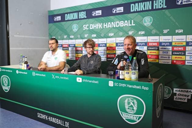 DAIKIN HBL: Vorstellung neuer Cheftrainer des SC DHfK Leipzig, 20.11.25 Cheftrainer Frank Carstens (SC DHfK Leipzig rechts). Handball, DAIKIN HBL, 1. Bundesliga, Saison 2025 2026, Pressekonferenz des SC DHfK Leipzig zur Vorstellung des neuen Cheftrainers am 20.11.25 in der Quarterback Immobilien Arena Leipzig. Copyright: xBEAUTIFULxSPORTS JanxKaeferx