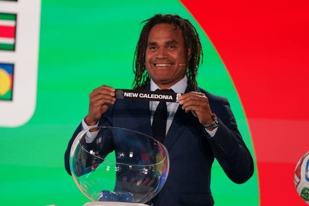 Fussball: FIFA WM-Qualifikation Europa 2025 26 Playoff-Auslosung Home of FIFA (Zürich, Schweiz): Christian Karembeu (FIFA Legende) zieht New Caledonia *** Football FIFA World Cup Qualification Europe 2025 26 Playoff Draw Home of FIFA Zurich, Switzerland Christian Karembeu FIFA Legend draws New Caledonia Copyright: xJOERANxSTEINSIEKx