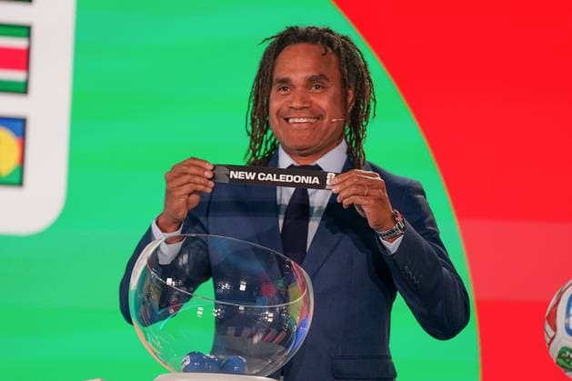 Fussball: FIFA WM-Qualifikation Europa 2025 26 Playoff-Auslosung Home of FIFA (Zürich, Schweiz): Christian Karembeu (FIFA Legende) zieht New Caledonia Copyright: xJOERANxSTEINSIEKx