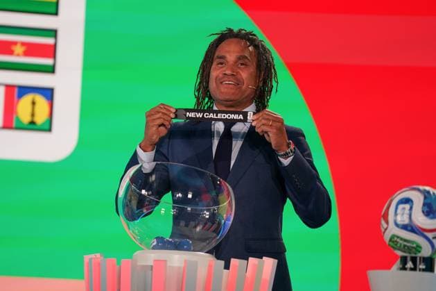 Fussball: FIFA WM-Qualifikation Europa 2025 26 Playoff-Auslosung Home of FIFA (Zürich, Schweiz): Christian Karembeu (FIFA Legende) zieht New Caledonia Copyright: xJOERANxSTEINSIEKx