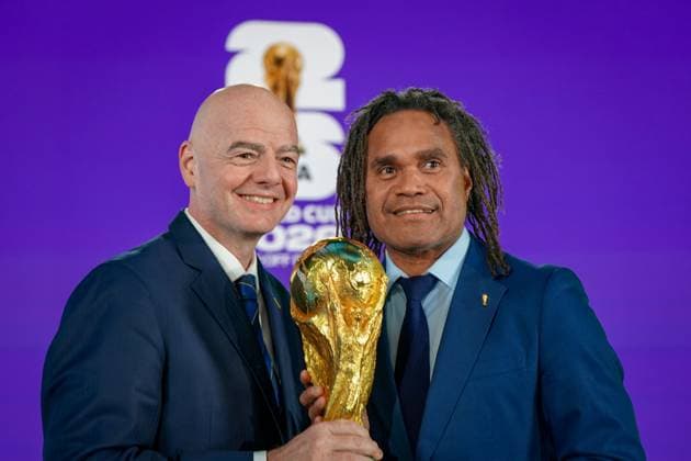 Fussball: FIFA WM-Qualifikation Europa 2025 26 Playoff-Auslosung Home of FIFA (Zürich, Schweiz): Gianni Infantino (FIFA Präsident) und Christian Karembeu (FIFA Legende) mit WM Pokal, Trophäe Zürich Kanton Zürich Schweiz Copyright: xJOERANxSTEINSIEKx