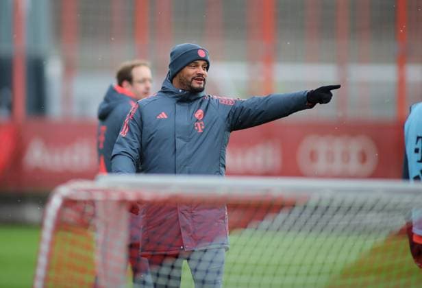 Fussball, Herren, Saison 2025 2026, FC Bayern München, Training Vincent Kompany, Trainer (FC Bayern München) hebt den linken Arm, zeigen, deuten, Zeigefinger