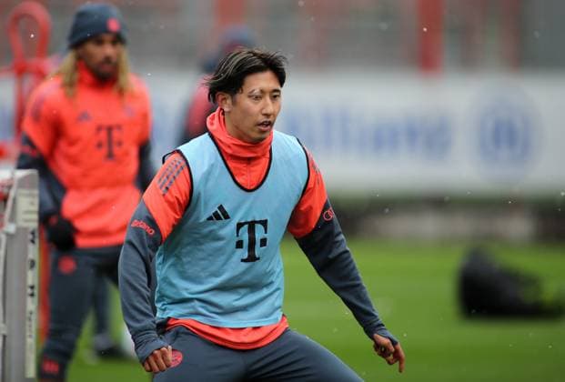 Fussball, Herren, Saison 2025 2026, FC Bayern München, Training Hiroki Ito (FC Bayern München) wieder im Training dabei