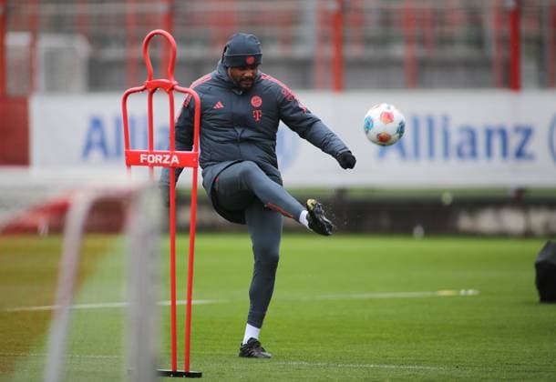 Fussball, Herren, Saison 2025 2026, FC Bayern München, Training Vincent Kompany, Trainer (FC Bayern München) spielt einen Ball, schiesst einen Ball
