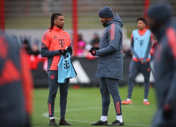 Fussball, Herren, Saison 2025 2026, FC Bayern München, Training Michael Olise (FC Bayern München) (li.) mit Vincent Kompany, Trainer (FC Bayern München) (re.) im Gespräch