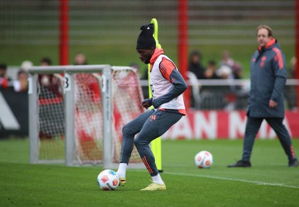 Fussball, Herren, Saison 2025 2026, FC Bayern München, Training Alphonso Davies (FC Bayern München) spielt einen Ball