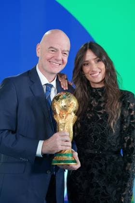 Fussball: FIFA WM-Qualifikation Europa 2025 26 Playoff-Auslosung Home of FIFA (Zürich, Schweiz): Gianni Infantino (FIFA Präsident) und Melanie Winiger (Moderatorin) mit WM Trophäe, Pokal Copyright: xJOERANxSTEINSIEKx