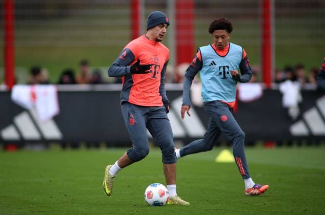 Fussball, Herren, Saison 2025 2026, FC Bayern München, Training Aleksandar Pavlovic (FC Bayern München) mit Ball im Laufen