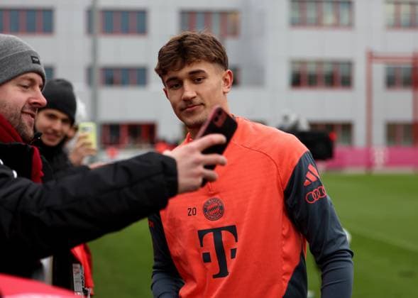 Fussball, Herren, Saison 2025 2026, FC Bayern München, Training Tom Bischof (FC Bayern München) macht Selfies mit Fans
