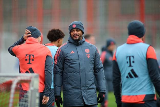 Fussball, Herren, Saison 2025 2026, FC Bayern München, Training Vincent Kompany, Trainer (FC Bayern München) stehend, Kopf, Oberkörper