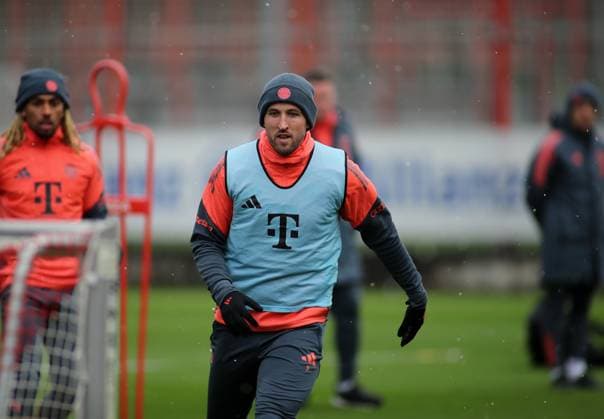 Fussball, Herren, Saison 2025 2026, FC Bayern München, Training Harry Kane (FC Bayern München) im Laufen mit Leibchen