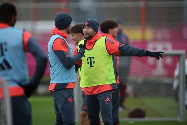 Fussball, Herren, Saison 2025 2026, FC Bayern München, Training Harry Kane (FC Bayern München) (li.) mit Konrad Laimer (FC Bayern München) (re.) im Gespräch