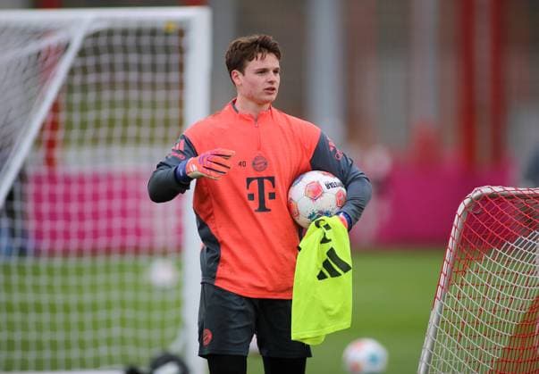 Fussball, Herren, Saison 2025 2026, FC Bayern München, Training Jonas Urbig (FC Bayern München) mit einem Ball unter dem Arm