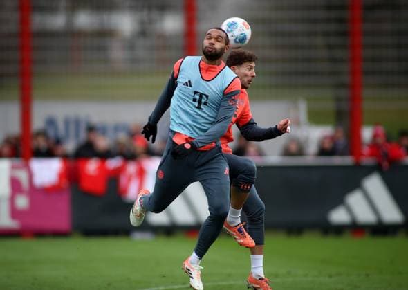 Fussball, Herren, Saison 2025 2026, FC Bayern München, Training Jonathan Tah (FC Bayern München) (li.) mit Leon Goretzka (FC Bayern München) (re.) im Zweikampf um den Ball, Kopfball