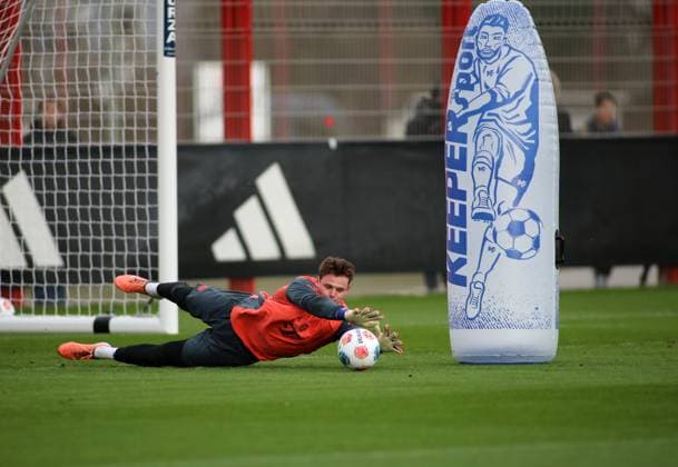 Fussball, Herren, Saison 2025 2026, FC Bayern München, Training Jonas Urbig (FC Bayern München) hechtet nach einem Ball, abfangen, strecken
