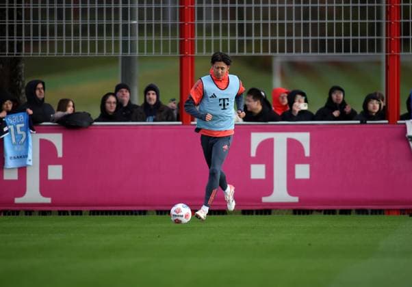 Fussball, Herren, Saison 2025 2026, FC Bayern München, Training Hiroki Ito (FC Bayern München) mit Ball im Laufen