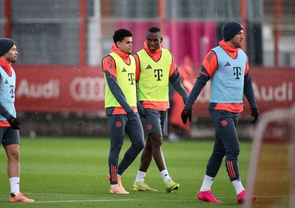 Fussball, Herren, Saison 2025 2026, FC Bayern München, Training Luis Diaz (FC Bayern München) (li.) mit Nicolas Jackson (FC Bayern München) (re.) zusammen gehend und im Gespräch