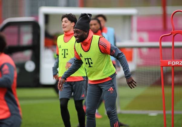 Fussball, Herren, Saison 2025 2026, FC Bayern München, Training Alphonso Davies(FC Bayern München) lächelnd, grinsen