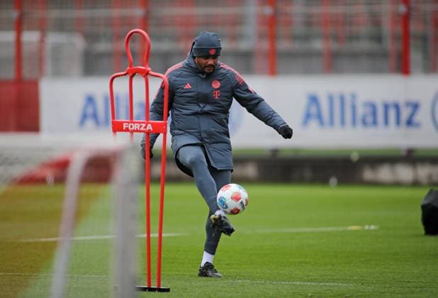 Fussball, Herren, Saison 2025 2026, FC Bayern München, Training Vincent Kompany, Trainer (FC Bayern München) schiesst einen Ball