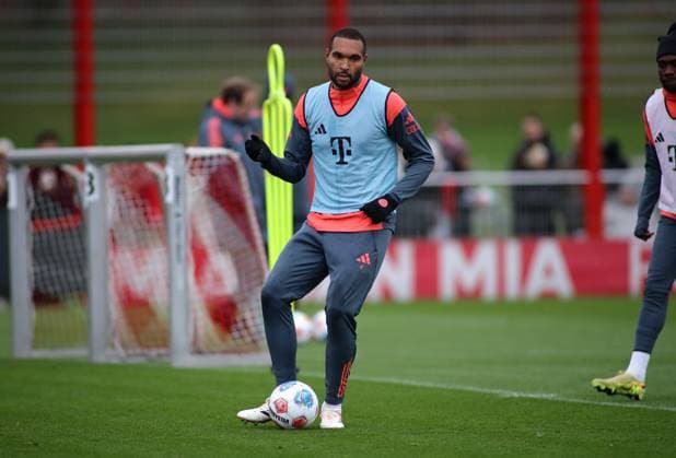Fussball, Herren, Saison 2025 2026, FC Bayern München, Training Jonathan Tah (FC Bayern München) spielt einen Ball