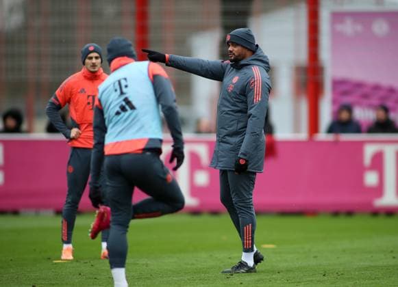 Fussball, Herren, Saison 2025 2026, FC Bayern München, Training Vincent Kompany, Trainer (FC Bayern München) hebt den rechten Arm, Zeigefinger, deuten, zeigen, Richtung